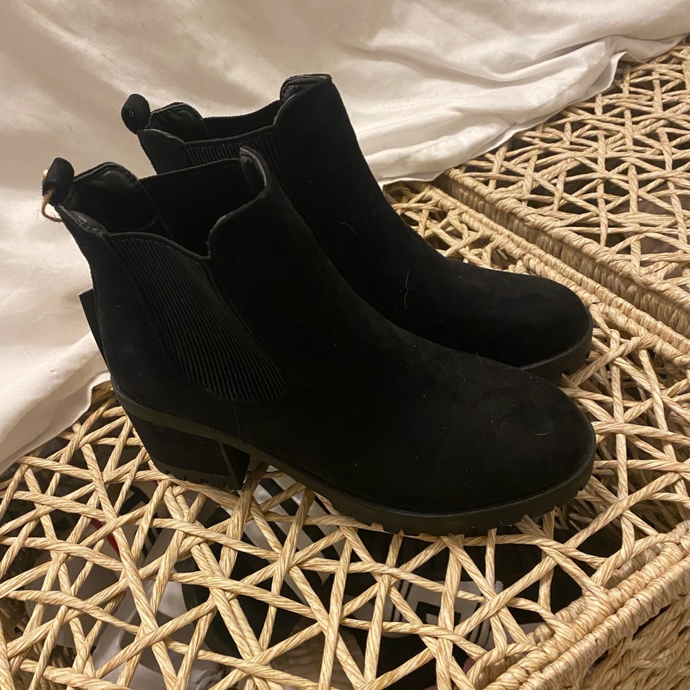 Black ankle Chelsea boot
